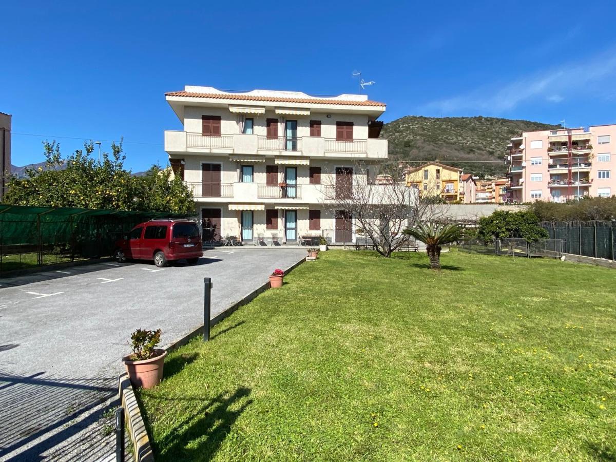 Aparthotel I Fiori Di Pietra Pietra Ligure Zewnętrze zdjęcie